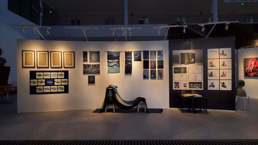 Tác phẩm xuất hiện trong triển lãm rất đa dạng, từ hội họa, video art, sắp đặt đến thời trang, thiết kế, nội thất, kiến trúc…