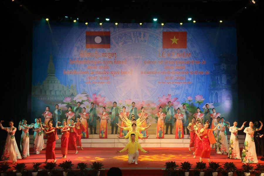 Tiết mục văn nghệ kết hợp giữa Việt Nam - Lào tại Lễ kỷ niệm. Tiết mục văn nghệ kết hợp giữa Việt Nam - Lào tại Lễ kỷ niệm.