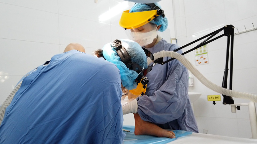 Các bác sĩ điều trị cho một bệnh nhân bị bệnh lây qua đường tình dục. Ảnh: N.L