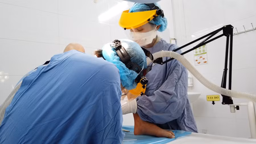 Các bác sĩ điều trị cho một bệnh nhân bị bệnh lây qua đường tình dục. Ảnh: N.L