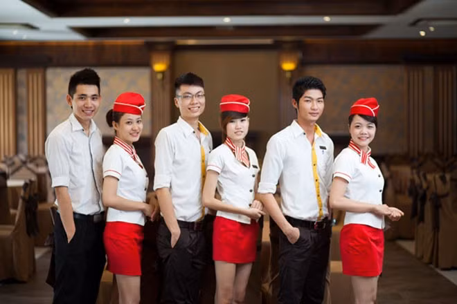 Nhân viên thời vụ: Không quá khó để tìm một công việc part-time ở các cửa hàng, siêu thị, tiệm café hay quán ăn trong những ngày gần Tết bởi hầu hết các nơi này đều tuyển thêm nhân viên tăng ca trong giai đoạn này với mức lương cao hơn gấp 3 -4 lần so với ngày thường. Ưu điểm của công việc này là làm theo ca nên các bạn trẻ có thể dễ dàng sắp xếp để không ảnh hưởng việc học, hơn nữa, công việc khá đơn giản lại không quá vất vả, chỉ cần chăm chỉ trong 1-2 tháng là đã có một khoản tiền kha khá để tiêu tết. 