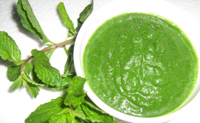 Tinh dầu bạc hà có đặc tính giảm đau, chống viêm và giảm sưng tấy do mụn trứng cá. Tính mát của loại lá này cũng giúp giảm tình trạng ngứa và khiến da săn chắc hơn. Trước tiên, bạn hãy rửa sạch một nắm lá bạc hà rồi giã nhỏ để lấy nước cốt, sau đó thoa lên phần lưng bị mụn trứng cá, để trong khoảng 10-15 phút và tắm sạch lại với nước. Ảnh: Homeremedies Tinh dầu bạc hà có đặc tính giảm đau, chống viêm và giảm sưng tấy do mụn trứng cá. Tính mát của loại lá này cũng giúp giảm tình trạng ngứa và khiến da săn chắc hơn. Trước tiên, bạn hãy rửa sạch một nắm lá bạc hà rồi giã nhỏ để lấy nước cốt, sau đó thoa lên phần lưng bị mụn trứng cá, để trong khoảng 10-15 phút và tắm sạch lại với nước. Ảnh: Homeremedies