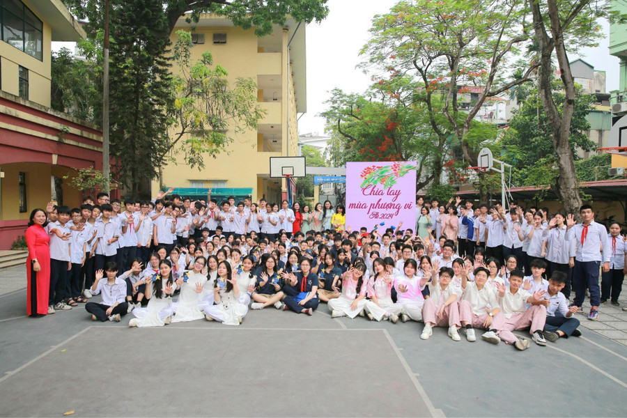 Học sinh khối 9 chụp ảnh lưu niệm chia tay nhà trường, thầy cô, bạn bè. Học sinh khối 9 chụp ảnh lưu niệm chia tay nhà trường, thầy cô, bạn bè.