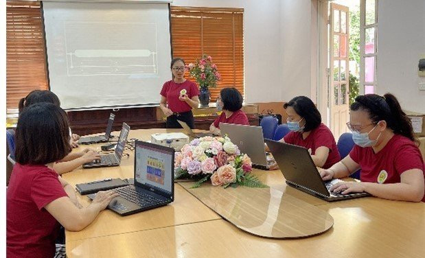 Cô Loan dành thời gian, tâm sức để hỗ trợ đồng nghiệp ứng dụng công nghệ thông tin xây dựng bài giảng hấp dẫn trẻ.