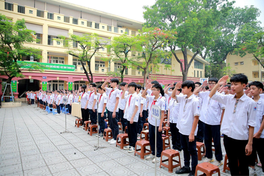 Học sinh nhà trường trang nghiêm trong buổi lễ bế giảng Học sinh nhà trường trang nghiêm trong buổi lễ bế giảng
