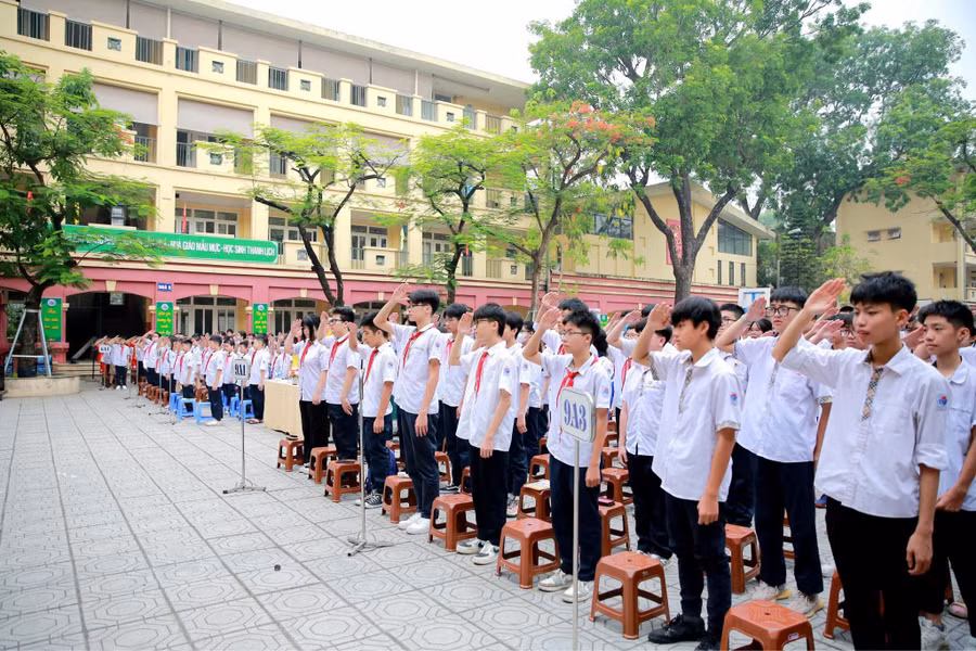 Học sinh nhà trường trang nghiêm trong buổi lễ bế giảng