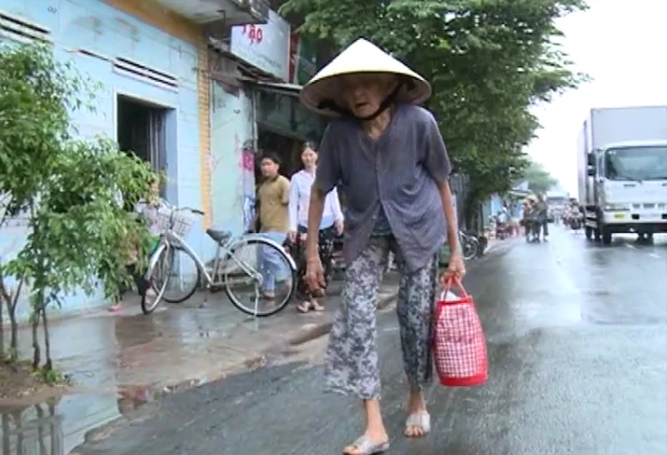 Cụ bà 90 tuổi 50 năm ròng một mình chăm 2 con bại liệt