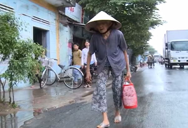 Cụ Gương ngày ngày vẫn qua lại trên còn đường này