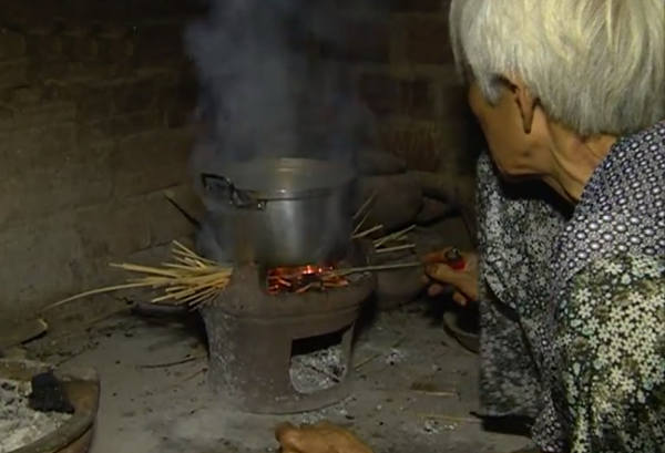 Ở cái tuổi xưa nay hiếm, cụ Gương vẫn ngày ngày chăm 2 con từ miếng cơm giấc ngủ1 Ở cái tuổi xưa nay hiếm, cụ Gương vẫn ngày ngày chăm 2 con từ miếng cơm giấc ngủ