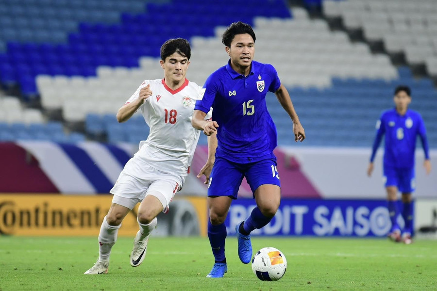 Thái Lan (áo xanh) chơi rời rạc trước Tajikistan và bị loại sớm khỏi giải U23 châu Á 2024. Thái Lan (áo xanh) chơi rời rạc trước Tajikistan và bị loại sớm khỏi giải U23 châu Á 2024.