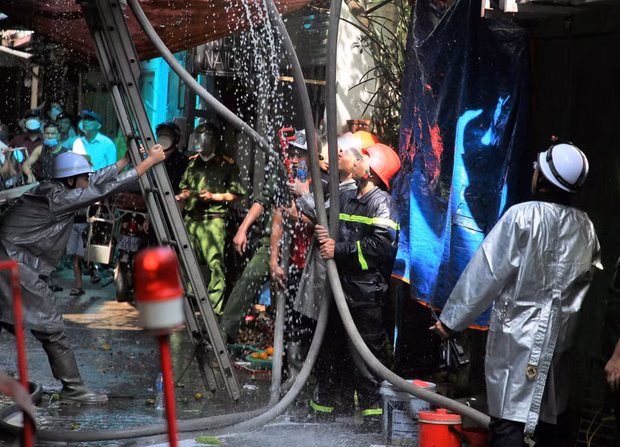 Lực lượng cảnh sát PCCC&amp;CNCH xử lý đám cháy sáng 17/6 vừa qua tại khu tập thể cơ khí Hà Nội.