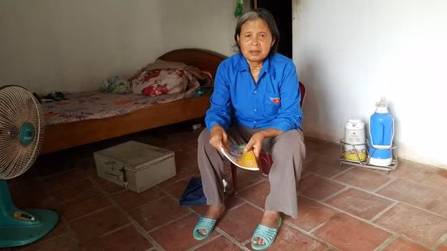 nguoi dan ba 6 lan dao huyet chon nguoi than hinh anh 1