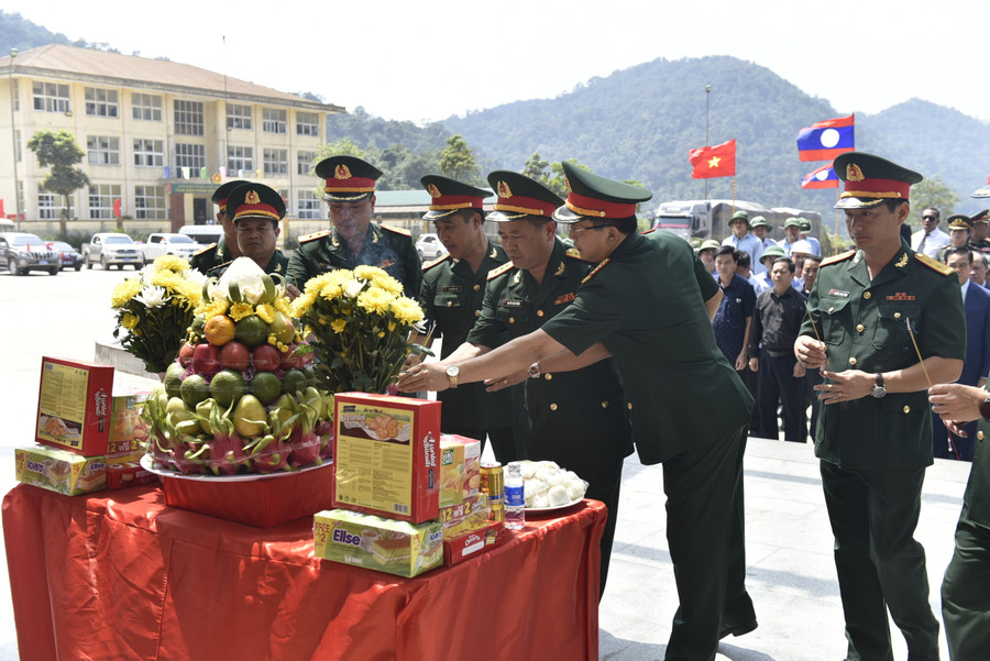 Bộ Chỉ huy quân sự Hà Tĩnh dâng hương lên các liệt sỹ. (Ảnh: T.H). Bộ Chỉ huy quân sự Hà Tĩnh dâng hương lên các liệt sỹ. (Ảnh: T.H).