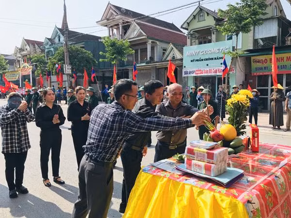 Người dân đứng chờ dọc tuyến đường QL8A để dâng hương lên các liệt sỹ. (Ảnh: Thế Tuấn). Người dân đứng chờ dọc tuyến đường QL8A để dâng hương lên các liệt sỹ. (Ảnh: Thế Tuấn).