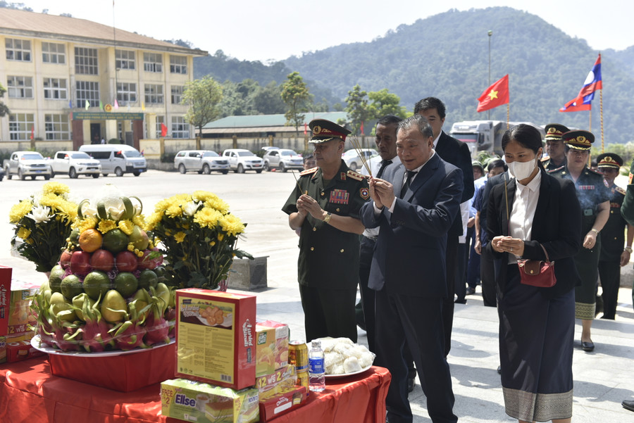 Thiếu tướng Sỉ Phon Chăn Sổm Vông - Phó Bí thư Thành ủy thủ đô Viêng Chăn dâng hương tại buổi Lễ. (Ảnh: T.H). Thiếu tướng Sỉ Phon Chăn Sổm Vông - Phó Bí thư Thành ủy thủ đô Viêng Chăn dâng hương tại buổi Lễ. (Ảnh: T.H).