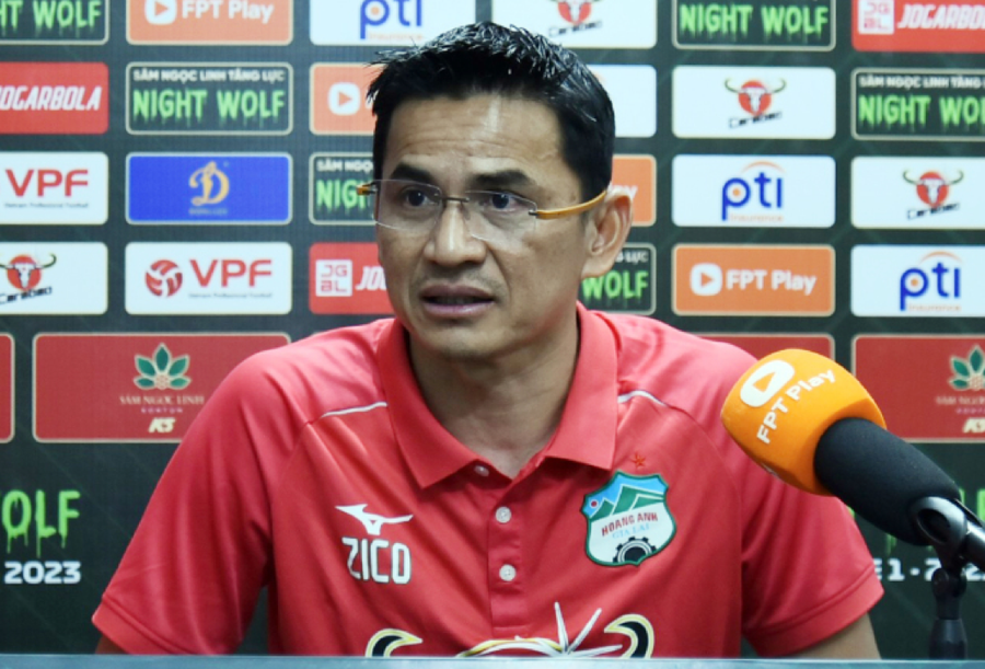 HLV Kiatisuk phát biểu sau trận gặp Thanh Hoá FC ở vòng 8 V.League 2023. HLV Kiatisuk phát biểu sau trận gặp Thanh Hoá FC ở vòng 8 V.League 2023.