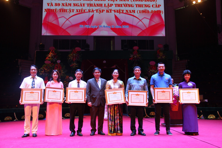 Cán bộ, giáo viên có thành tích xuất sắc Cán bộ, giáo viên có thành tích xuất sắc