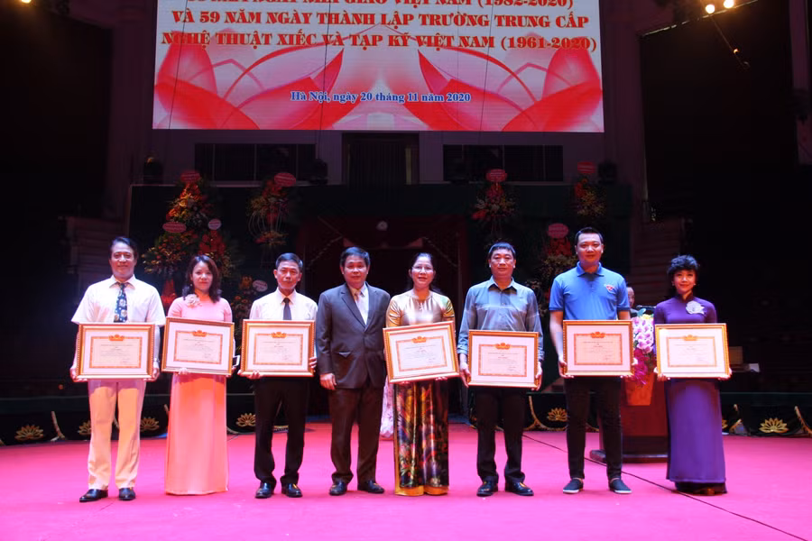 Cán bộ, giáo viên có thành tích xuất sắc