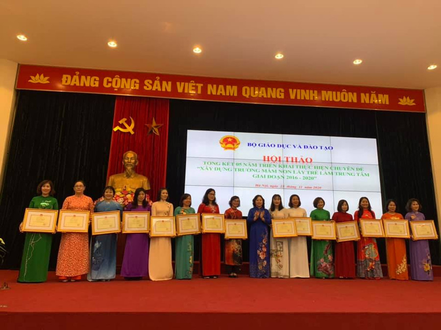 Thứ trưởng Bộ GD&ĐT Ngô Thị Minh trao bằng khen của Bộ trưởng Bộ GD&ĐT cho các cơ sở GDMN tiêu biểu trong triển khai thực hiện Chuyên đề. Thứ trưởng Bộ GD&ĐT Ngô Thị Minh trao bằng khen của Bộ trưởng Bộ GD&ĐT cho các cơ sở GDMN tiêu biểu trong triển khai thực hiện Chuyên đề.