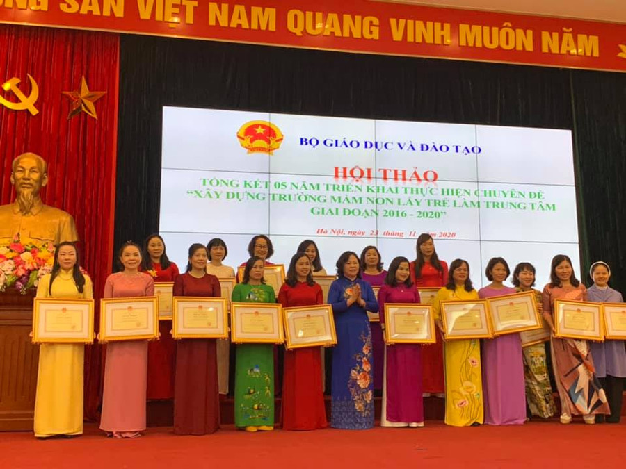 Đại diện các cơ sở GDMN điển hình trong triển khai thực hiện Chuyên đề “Xây dựng trường Mầm non lấy trẻ làm trung tâm giai đoạn 2016 – 2020” nhận bằng khen của Bộ trưởng Bộ GD&ĐT. Đại diện các cơ sở GDMN điển hình trong triển khai thực hiện Chuyên đề “Xây dựng trường Mầm non lấy trẻ làm trung tâm giai đoạn 2016 – 2020” nhận bằng khen của Bộ trưởng Bộ GD&ĐT.