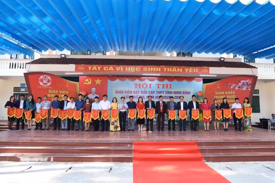 Tặng cờ lưu niệm cho 24 trường THPT có GV tham dự Hội thi