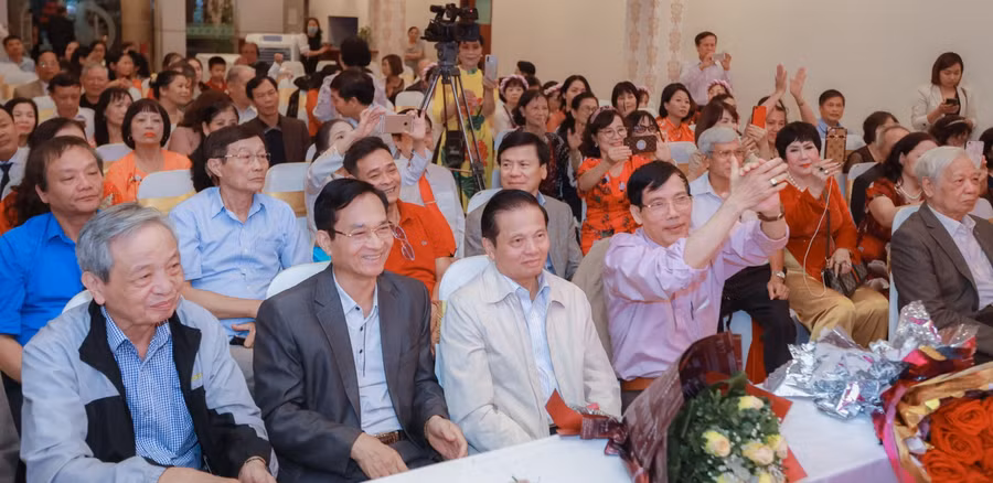 Đông đảo nghệ sỹ và người dân tham dự buổi lễ.