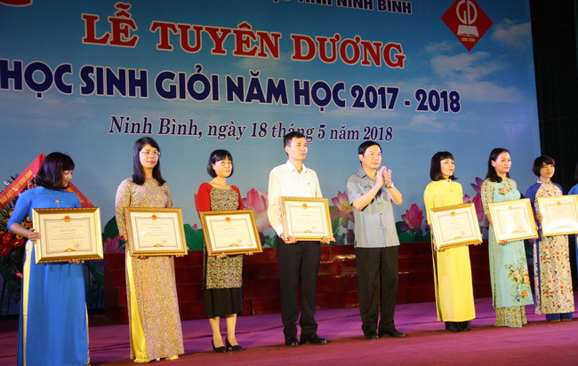 UBND tỉnh tặng bằng khen cho những giáo viên có thành tích xuất sắc trong công tác bồi dưỡng HSG UBND tỉnh tặng bằng khen cho những giáo viên có thành tích xuất sắc trong công tác bồi dưỡng HSG