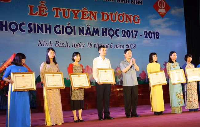 UBND tỉnh tặng bằng khen cho những giáo viên có thành tích xuất sắc trong công tác bồi dưỡng HSG