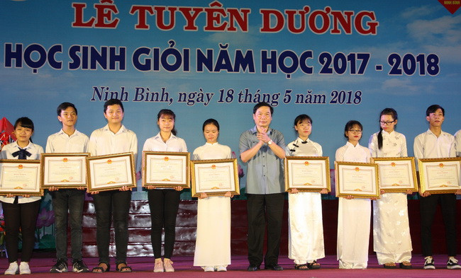 Ông Tống Quang Thìn trao tặng bằng khen của UBND tỉnh cho học sinh Ông Tống Quang Thìn trao tặng bằng khen của UBND tỉnh cho học sinh