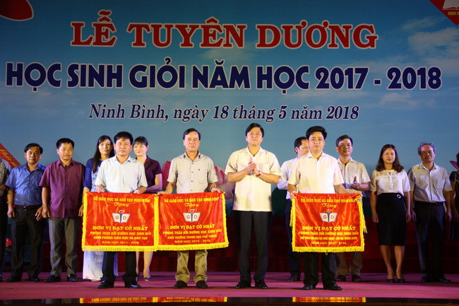 Ông Vũ Văn Kiểm, Giám đốc Sở GD&ĐT Ninh Bình trao cờ thi đua của Sở GD&ĐT cho các tập thể có thành tích xuất sắc trong phong trào bồi dưỡng HSG Ông Vũ Văn Kiểm, Giám đốc Sở GD&ĐT Ninh Bình trao cờ thi đua của Sở GD&ĐT cho các tập thể có thành tích xuất sắc trong phong trào bồi dưỡng HSG