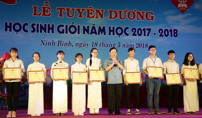 Ông Tống Quang Thìn, Phó Chủ tịch UBND tỉnh, trao tặng bằng khen của Bộ trưởng Bộ GD&ĐT cho học sinh đoạt giải quốc gia