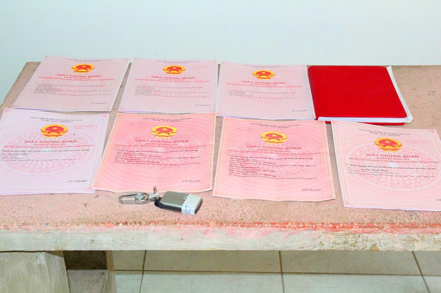 Số bìa đỏ giả bị cơ quan công an thu giữ.
