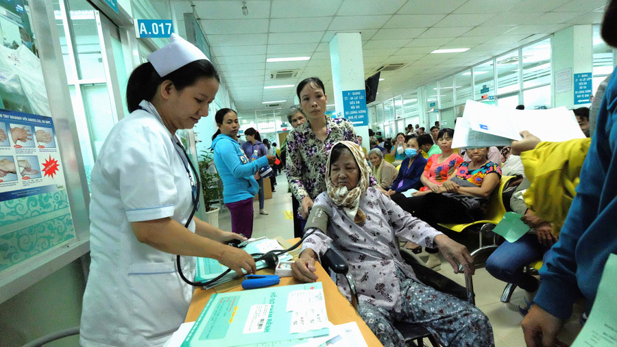 Bệnh nhân đăng ký khám và điều trị tại Bệnh viện Nhân dân 115 (TPHCM).