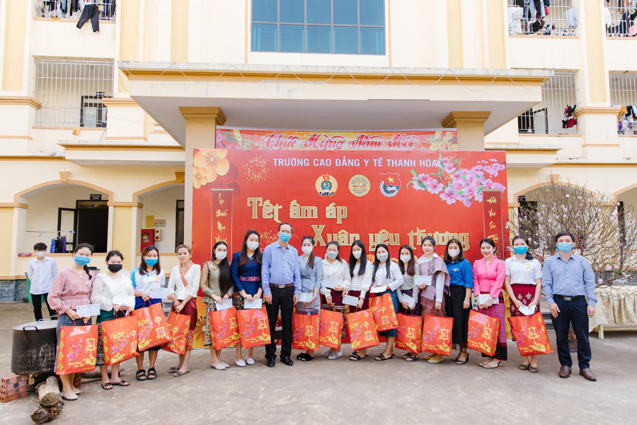 Trường Cao đẳng Y tế Thanh Hóa tổ chức “Xuân ấm áp, Tết yêu thương” giúp lưu học sinh trải nghiệm đón Tết Việt. Ảnh: NTCC