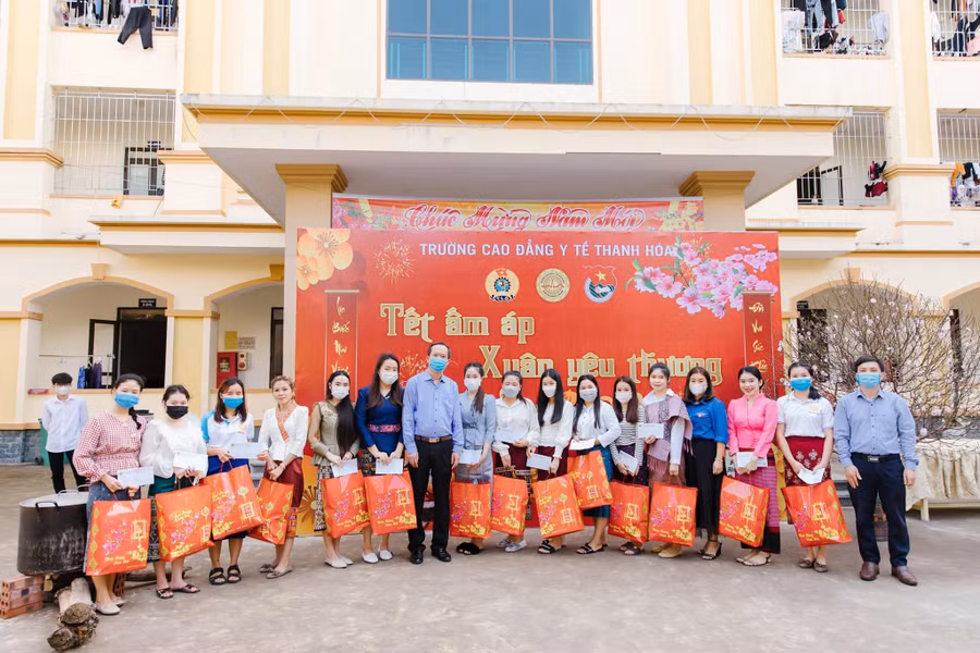 Trường Cao đẳng Y tế Thanh Hóa tổ chức “Xuân ấm áp, Tết yêu thương” giúp lưu học sinh trải nghiệm đón Tết Việt. Ảnh: NTCC