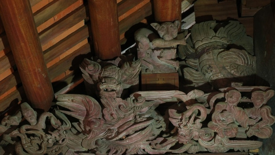 Hình tượng &apos;Mèo ngoạm cá&apos; ở đình Đại Phùng.