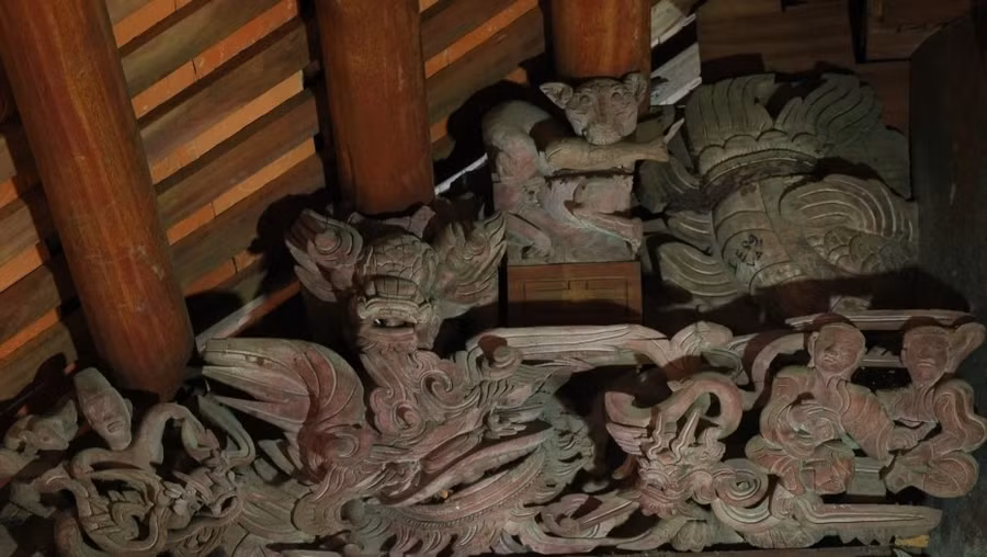 Hình tượng 'Mèo ngoạm cá' ở đình Đại Phùng.