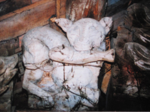 Mèo ngoạm cá ở đình Bình Lục.