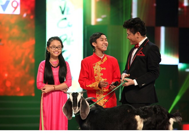 Cô bé dân ca Phương Mỹ Chi chúc tết khán giả trong Hương tết Việt ảnh 1 Cô bé dân ca Phương Mỹ Chi chúc tết khán giả trong Hương tết Việt ảnh 1