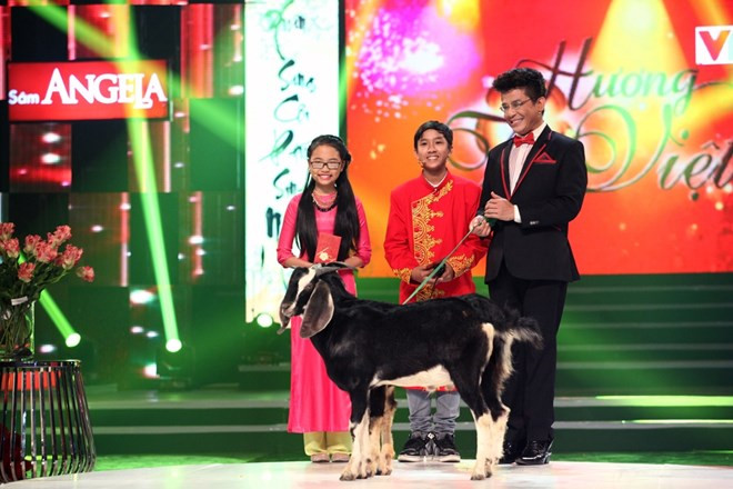 “Cô bé dân ca” Phương Mỹ Chi và “hoàng tử chăn dê” Minh Trường (Giọng hát Việt nhí) cũng tham gia phần chúc Tết khán giả trong Hương Tết Việt. “Cô bé dân ca” Phương Mỹ Chi và “hoàng tử chăn dê” Minh Trường (Giọng hát Việt nhí) cũng tham gia phần chúc Tết khán giả trong Hương Tết Việt.