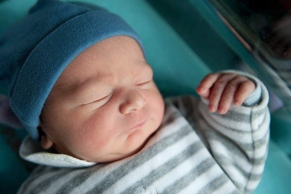 Giấc ngủ của bé trong ngày Tết rất quan trọng, giúp trẻ linh hoạt và ăn ngon, do đó cần cho trẻ ngủ đúng giờ và đủ giấc. Nếu cho trẻ đi xa hoặc về quê sum họp, ngoài việc chuẩn bị nhiều quần áo, khăn giấy, giấy vệ sinh, bỉm, bột hoặc cháo ăn liền, sữa bột, sữa tươi hộp giấy, nước tinh khiết, nên cầm theo chiếc gối nhỏ quen thuộc để giúp bé dễ đi vào giấc ngủ mà không bị lạ chỗ. 8 lưu ý giúp mẹ chăm bé nhàn tênh ngày Tết