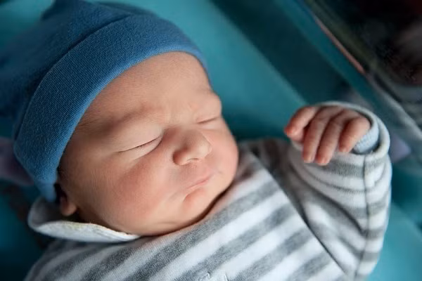 Giấc ngủ của bé trong ngày Tết rất quan trọng, giúp trẻ linh hoạt và ăn ngon, do đó cần cho trẻ ngủ đúng giờ và đủ giấc. Nếu cho trẻ đi xa hoặc về quê sum họp, ngoài việc chuẩn bị nhiều quần áo, khăn giấy, giấy vệ sinh, bỉm, bột hoặc cháo ăn liền, sữa bột, sữa tươi hộp giấy, nước tinh khiết, nên cầm theo chiếc gối nhỏ quen thuộc để giúp bé dễ đi vào giấc ngủ mà không bị lạ chỗ. 8 lưu ý giúp mẹ chăm bé nhàn tênh ngày Tết