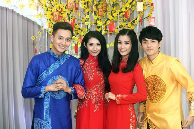 2 cặp đôi đẹp của showbiz là Đông Nhi – Ông Cao Thắng, Khổng Tú Quỳnh – Ngô Kiến Huy sẽ góp mặt trong tiết mục tốp ca Mãi cho em mùa Xuân (sáng tác: Vũ Quốc Việt). 2 cặp đôi đẹp của showbiz là Đông Nhi – Ông Cao Thắng, Khổng Tú Quỳnh – Ngô Kiến Huy sẽ góp mặt trong tiết mục tốp ca Mãi cho em mùa Xuân (sáng tác: Vũ Quốc Việt).