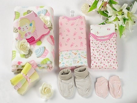 Sắp xếp mọi thứ theo cách thuận tiện nhất. Hãy dùng một chiếc giỏ chứa tất cả các loại đồ tắm như dầu gội, dầu tắm, kem chống hăm. Khăn tắm, khăn mặt luôn có hai chiếc và một chiếc luôn luôn được giặt sạch và để sẵn trong nhà tắm. Các đồ khác như bấm móng tay của trẻ, bông ngoáy tai, bỉm, để riêng một giỏ đồ, quần áo, tã lót luôn để trong một ngăn tủ tránh thất lạc và thuận tiện khi cần dùng đến. 8 lưu ý giúp mẹ chăm bé nhàn tênh ngày Tết