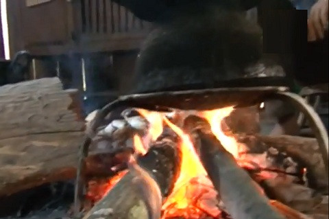 Bao đời nay, người Thái luôn có phong tục giữ lửa đêm 30 Tết Bao đời nay, người Thái luôn có phong tục giữ lửa đêm 30 Tết