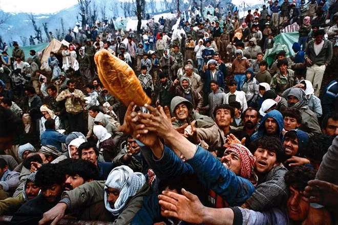 Lính cứu hỏa nỗ lực cắt một phần đường ống và khống chế đám cháy tại giếng dầu ở Kuwait năm 1991. Bức ảnh của nhiếp ảnh gia Russell Boyce cho thấy cảnh đám lửa cháy rực và vụ nổ đã thổi bay mũ bảo hiểm của một lính cứu hỏa. 