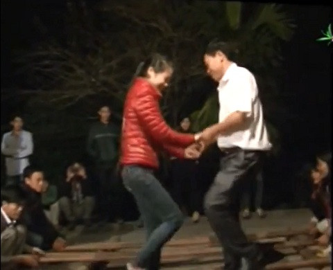 Tối 30, người dân tụ tập vui chơi nhảy múa Tối 30, người dân tụ tập vui chơi nhảy múa