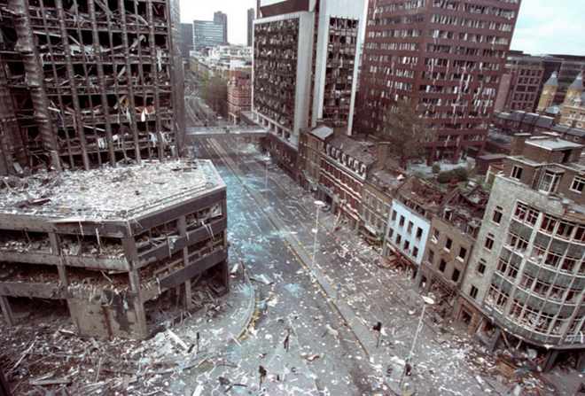 Cảnh tượng tan hoang tại thành phố London, Anh sau hai vụ đánh bom do nhóm khủng bố Cộng hòa Ireland (IRA) thực hiện. Vụ việc khiến hàng chục người bị thương. Cảnh tượng tan hoang tại thành phố London, Anh sau hai vụ đánh bom do nhóm khủng bố Cộng hòa Ireland (IRA) thực hiện. Vụ việc khiến hàng chục người bị thương.