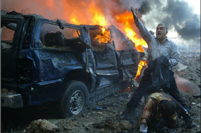 Một người đàn ông Lebanon hét to để tìm kiếm sự giúp đỡ sau khi thấy một người bị thương nặng tại khu vực gần nơi vụ đánh bom xe xảy ra tại Beirut. Vụ nổ đã khiến cựu Thủ tướng Lebanon Rafik al-Hariri và 8 người khác thiệt mạng. Một người đàn ông Lebanon hét to để tìm kiếm sự giúp đỡ sau khi thấy một người bị thương nặng tại khu vực gần nơi vụ đánh bom xe xảy ra tại Beirut. Vụ nổ đã khiến cựu Thủ tướng Lebanon Rafik al-Hariri và 8 người khác thiệt mạng.