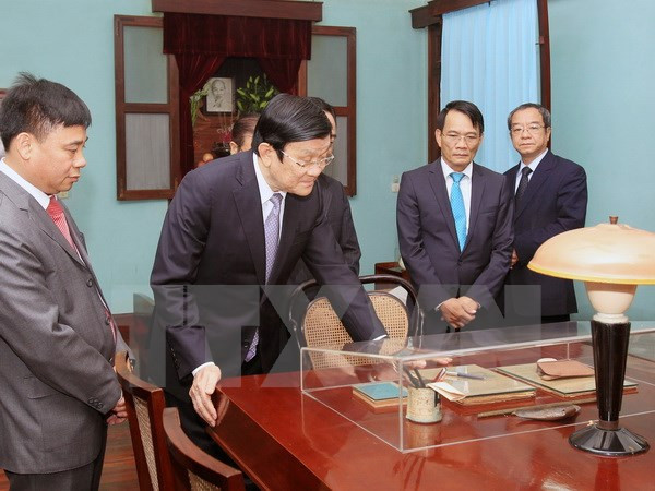 Chủ tịch nước Trương Tấn Sang xem lại những kỷ vật của Bác được trưng bày tại Nhà 67 trong khu di tích. Ảnh: TTXVN